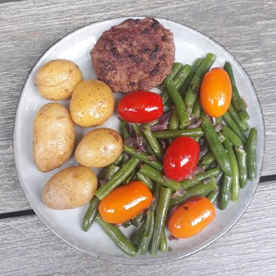 sperziebonensalade met krieltjes en hamburger